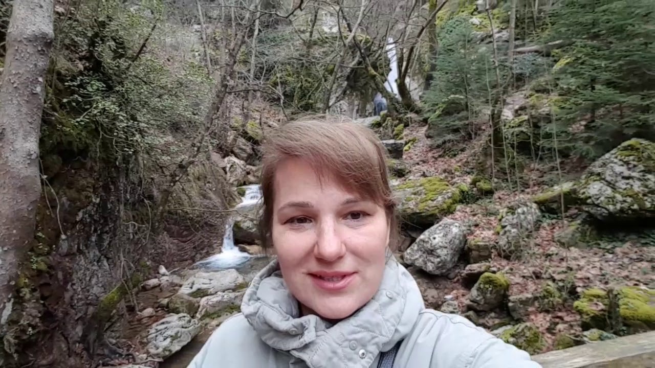 Водопад. &Mu;&alpha;ύ&rho;&eta; &Sigma;&pi;&eta;&lambda;&iota;ά (Маври Спилиа), Чёрная пещера. Эвритания. Центральная Греция. Округ Карпениси.