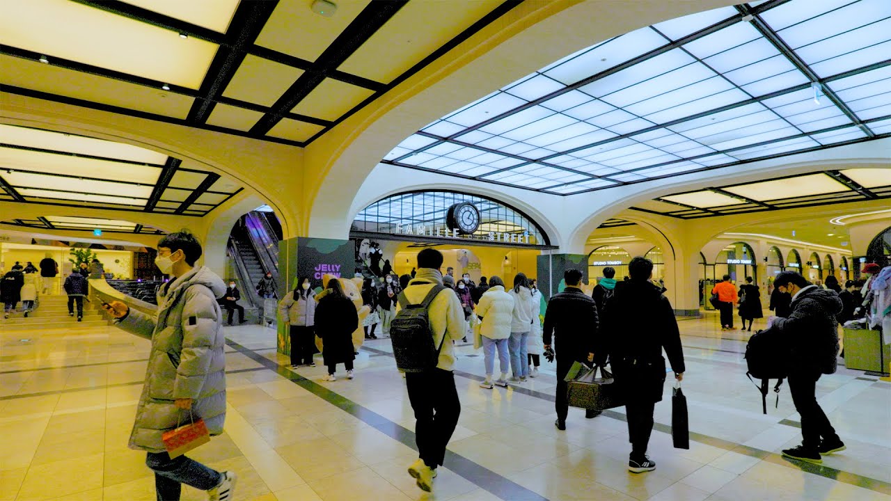 [4K] Walking among korean in the weekend scenery of Seoul Express Bus Terminal. Seoul Walking Tour!