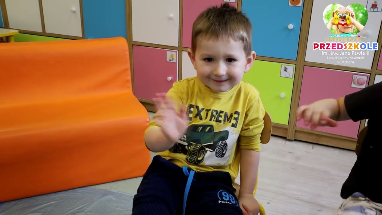 Artystyczne, unikatowe i abstrakcyjne dzieła, stworzone małymi st&oacute;pkami 😍  Malowanie stopami 😍 👣👀