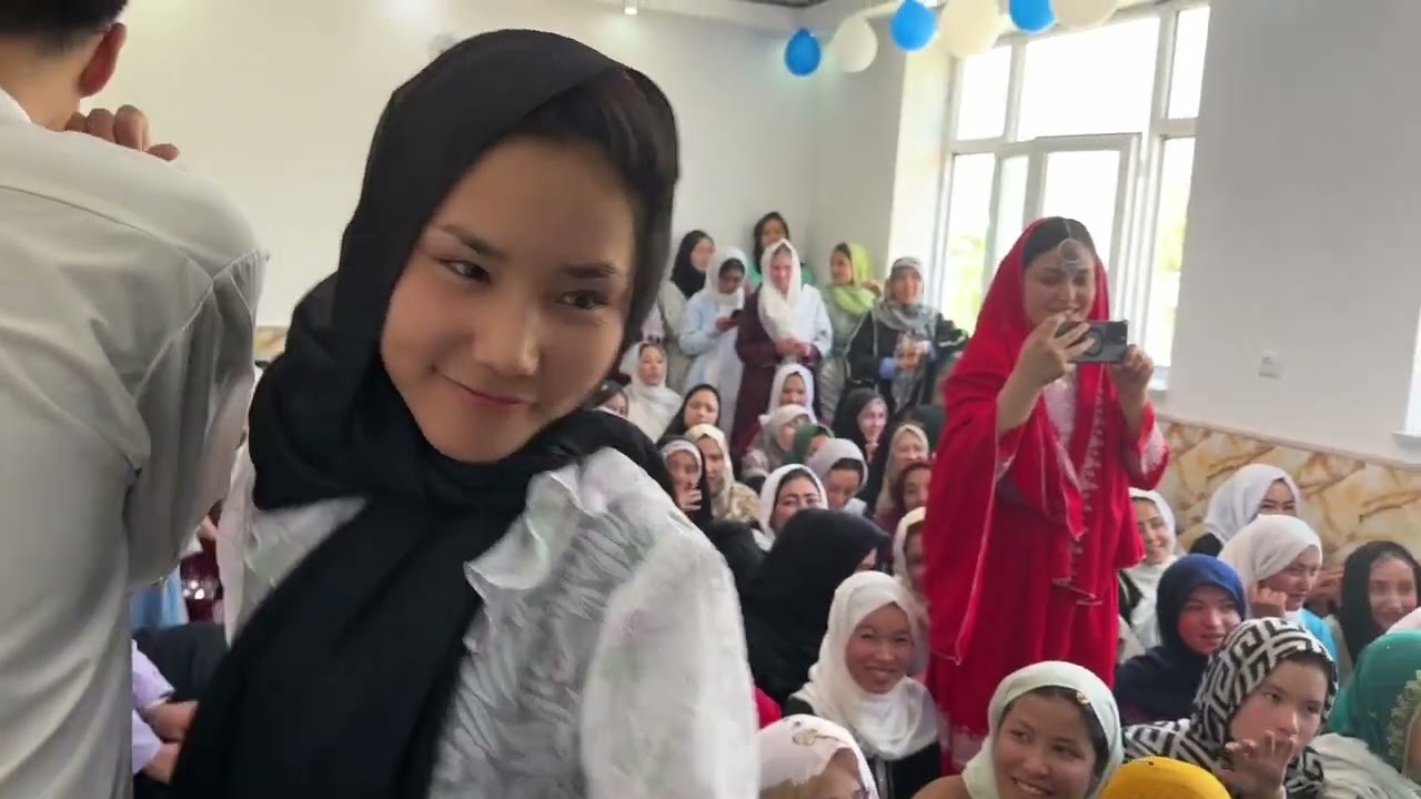 中國小伙進口41台國産縫紉機幫助阿富汗女性,當宣布裁縫學校項目暫停,師生不舍相擁而泣