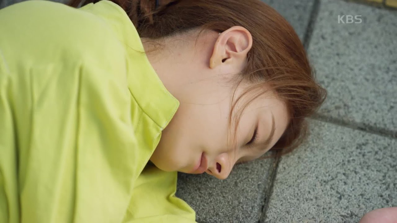 두통이 점점 심해지는 차민지... 걷던 도중 쓰러지고 마는데! [으라차차 내 인생] | KBS 220921 방송