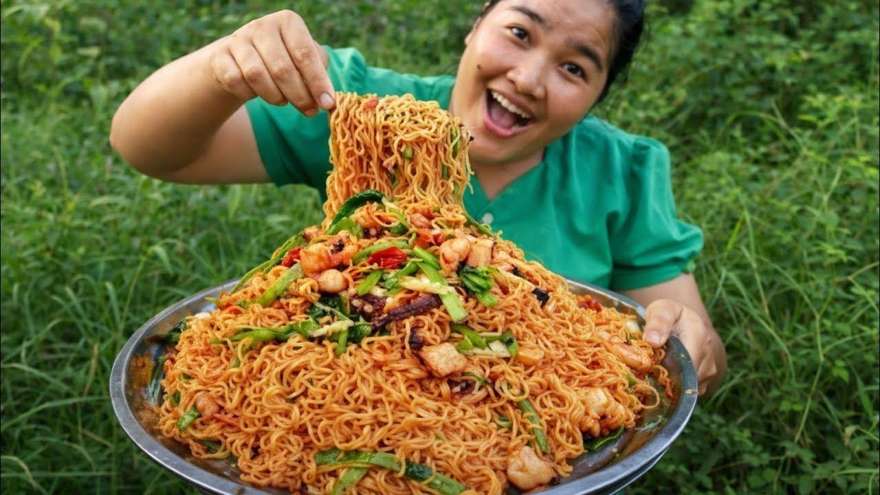 NOODLES | Yummy Hakka Noodles Recipe Cooking and Eating in Village | Chinese Food | Veg Noodles