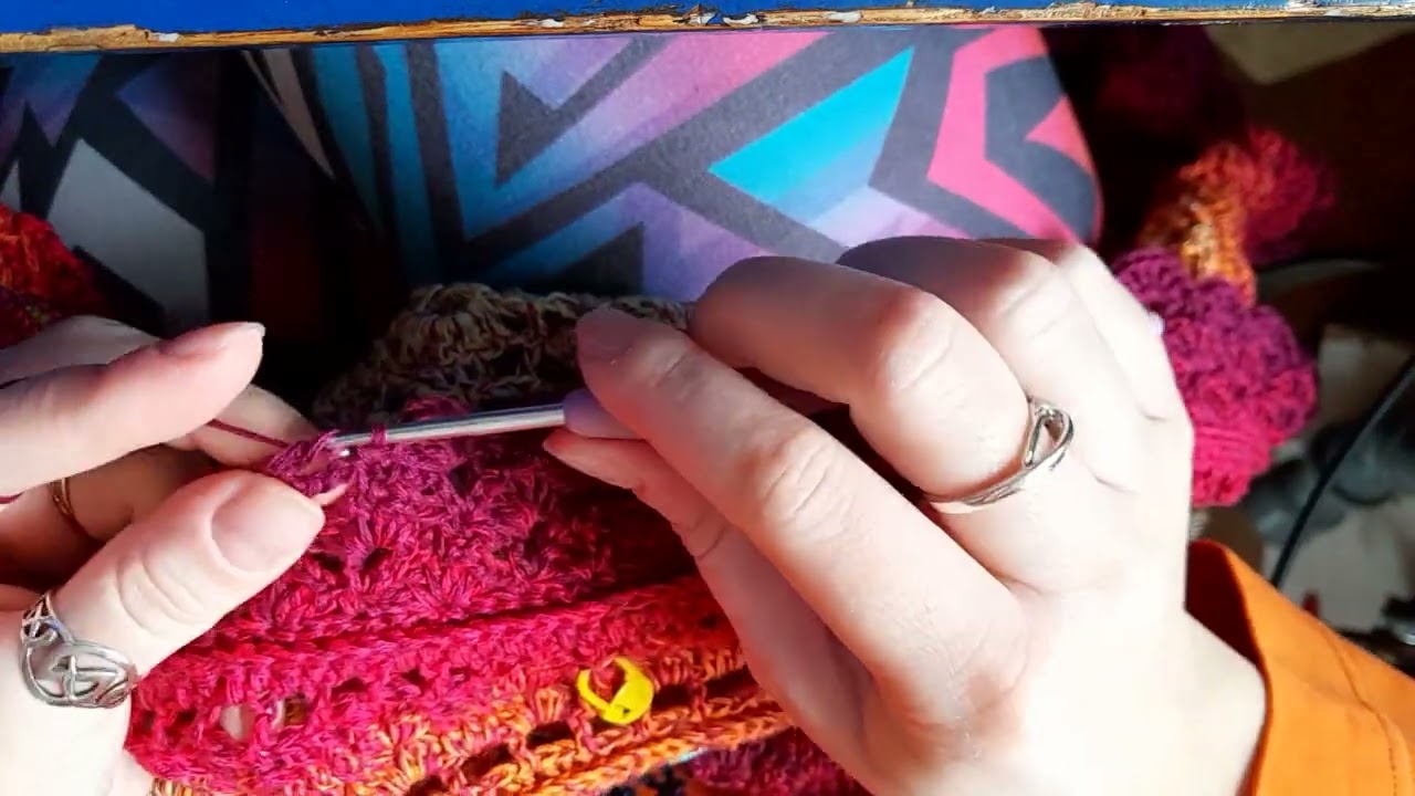 Real time crochet: seven minutes of calm, crochet and music