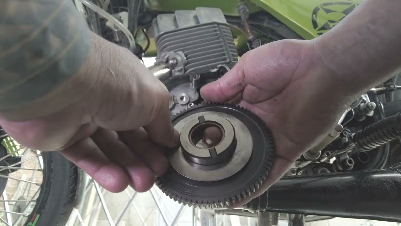 Montaje de arranque eléctrico de Jawa 350.