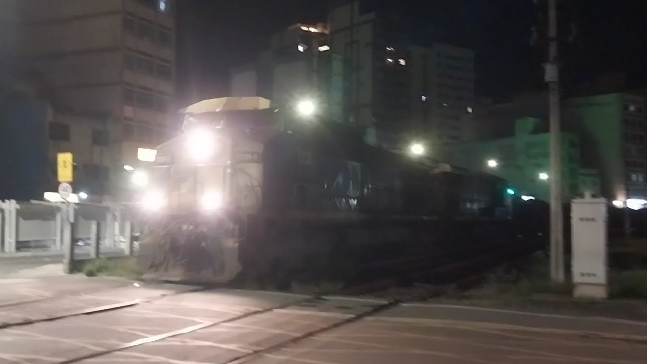 MRS - Trem de minério carregado com 136 vagões e duas locomotivas AC44i no Centro de Barra Mansa