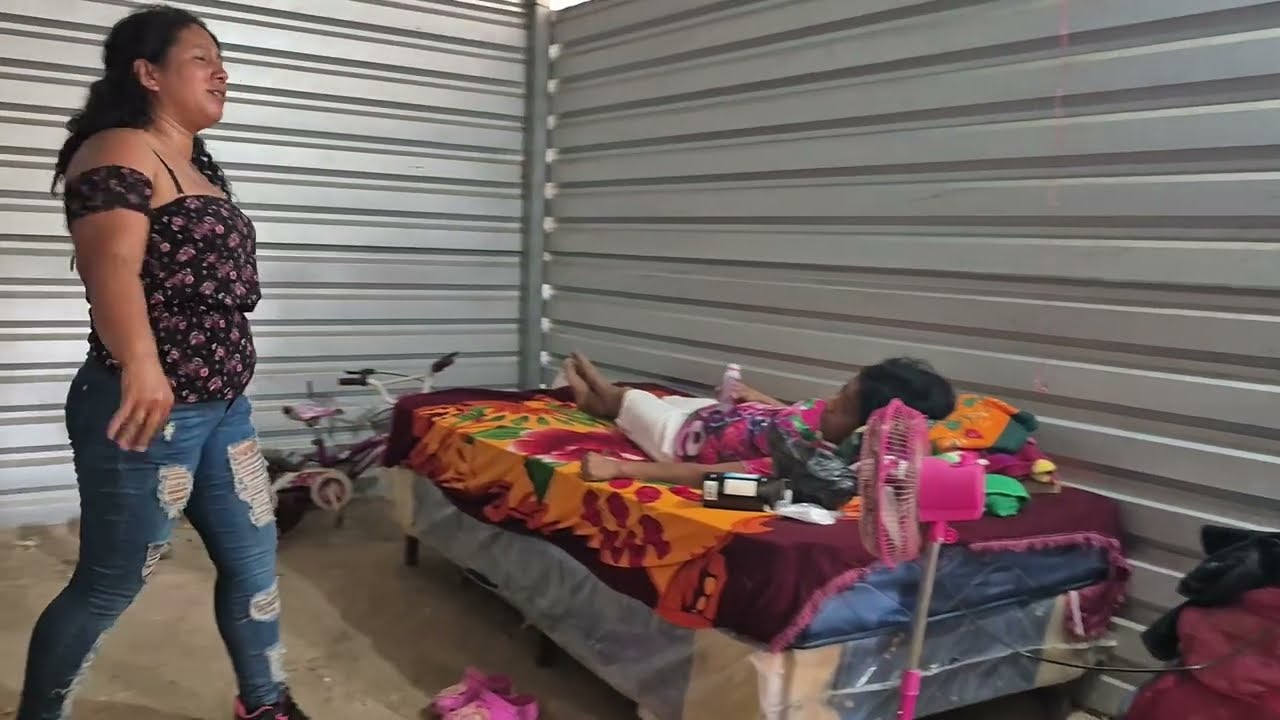 KARINA le pone un suero Vitaminado a DOÑA VICKY 
