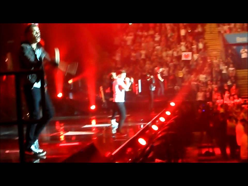 One Direction performing Kiss You in Nottingham 16.04.13