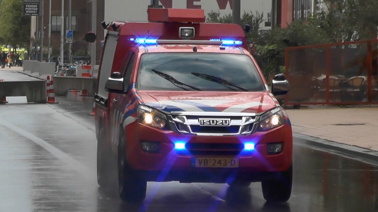 Brandweer Rotterdam SIV 17-3361 met spoed naar melding voertuigbrand Rijnhaven O.Z. Rotterdam! (365)