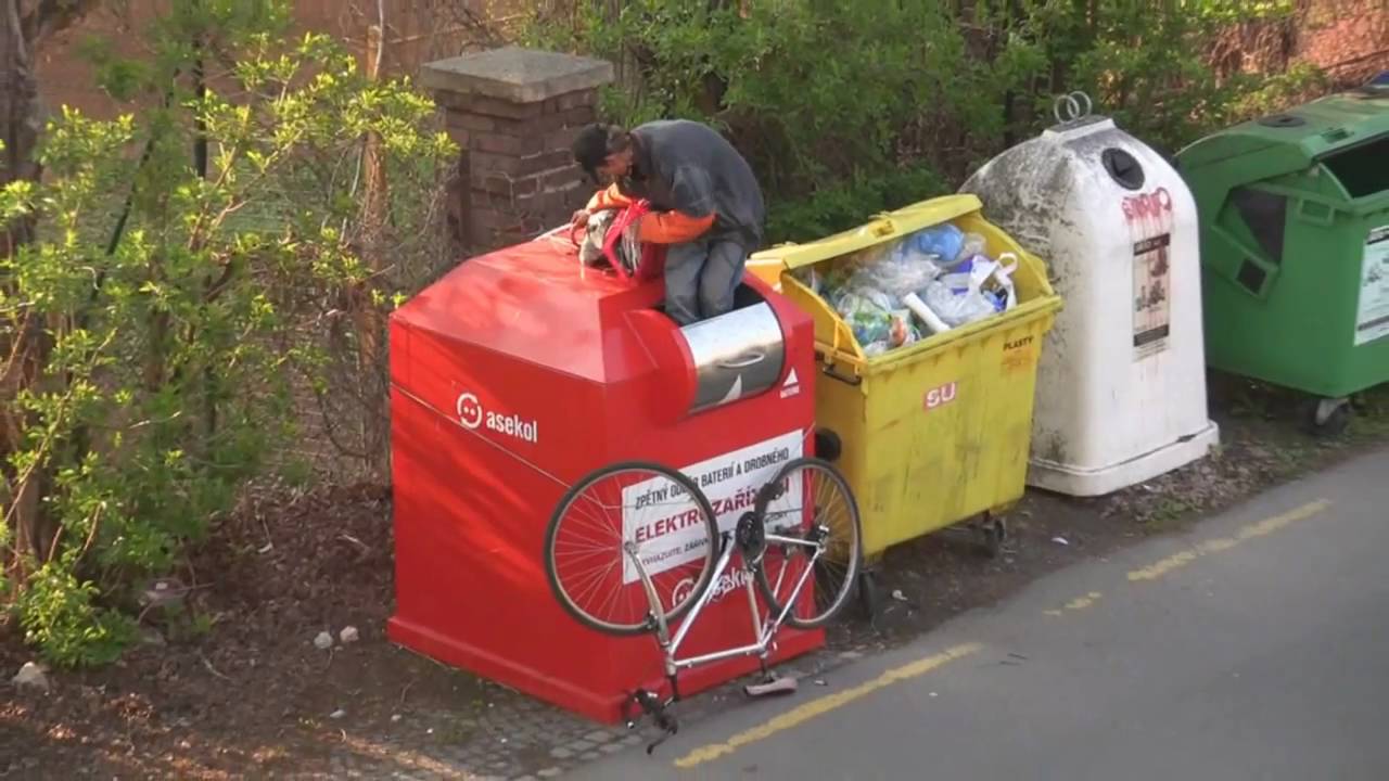 Vrcholná akrobacie s kontejnerem na elektroodpad