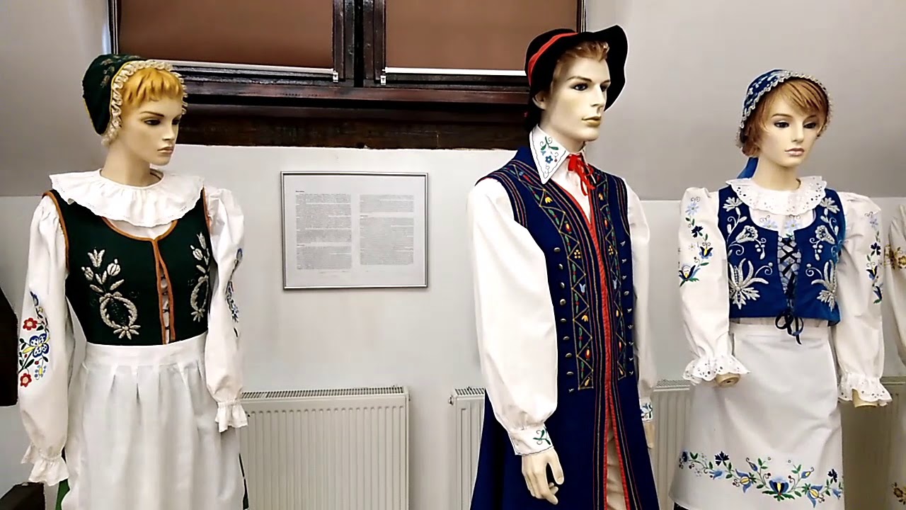 Kaszubski strój sceniczny na stałej wystawie sztuki ludowej