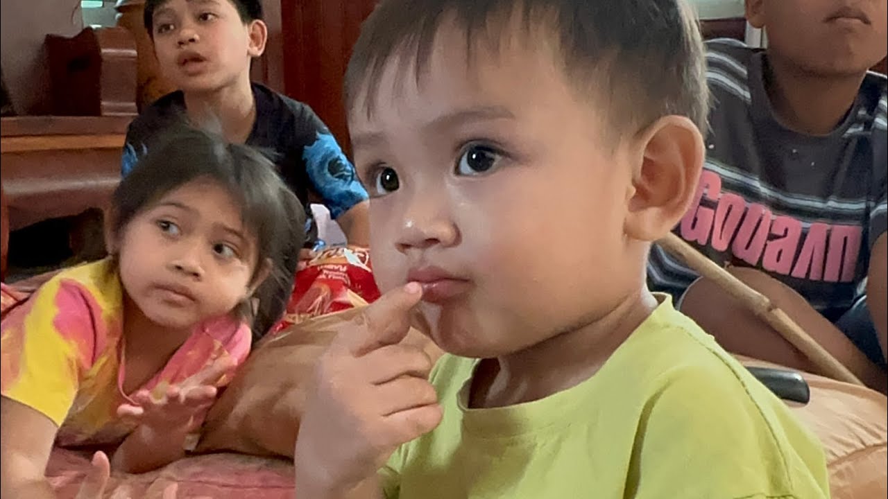 Pireach eats snack with his relatives 