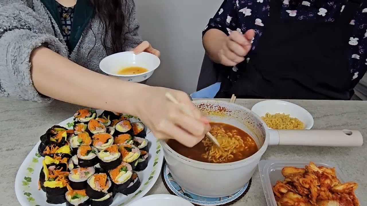 Best Korean Combo Kimbap and Ramen