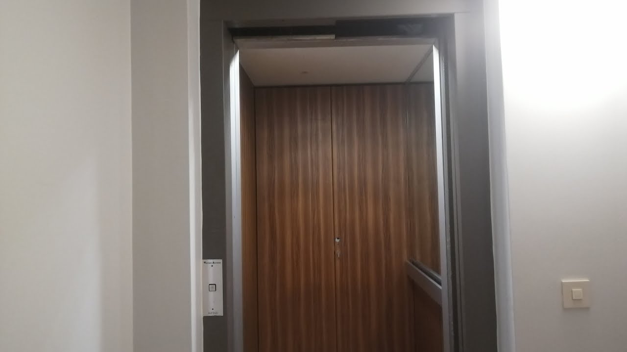 Vestner Aufzug 1982 mit Holzimitat in einem Ärztehaus in München