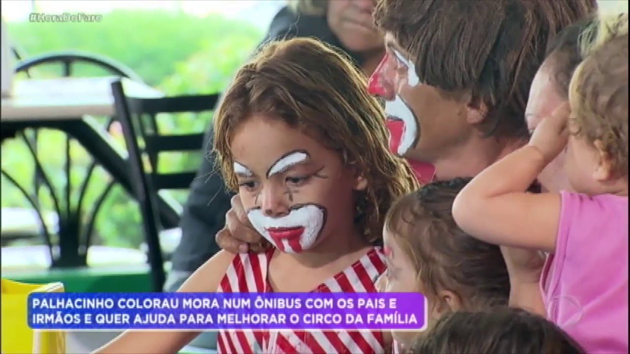 Rodrigo Faro surpreende família de circo que mora dentro de ônibus velho