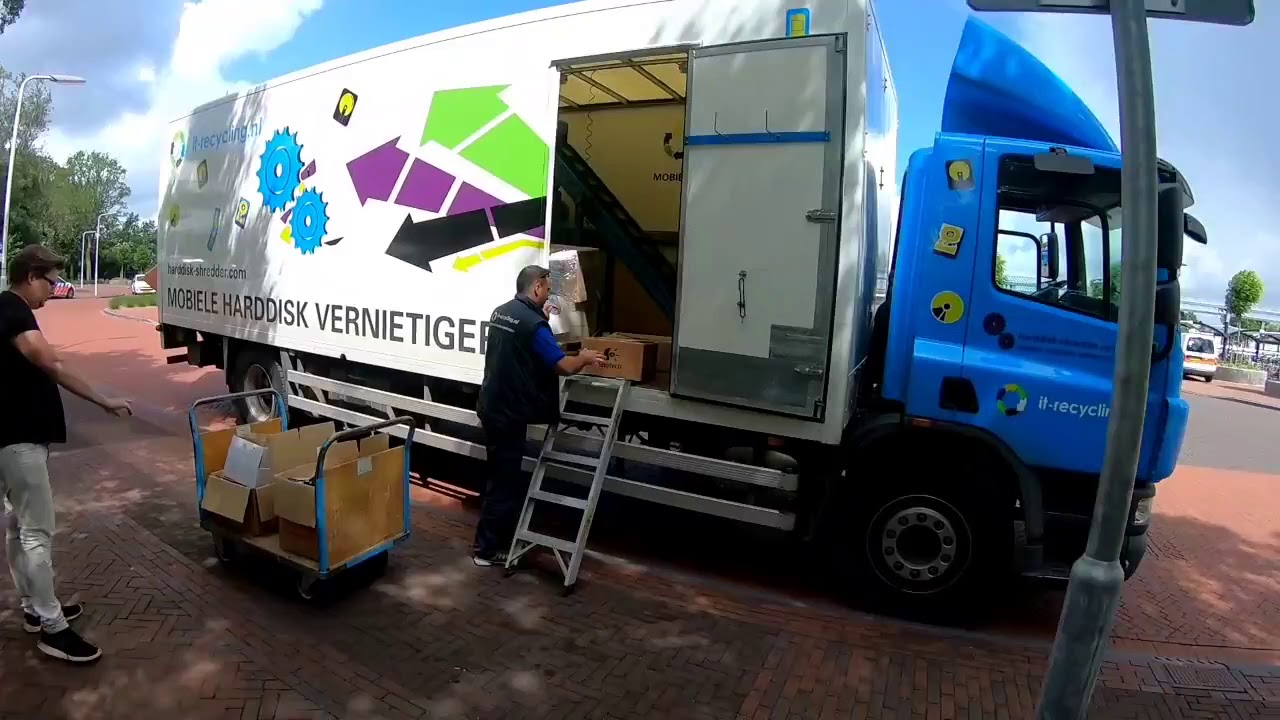 Datavernietiging met de mobiele harddisk shredder van IT-recycling