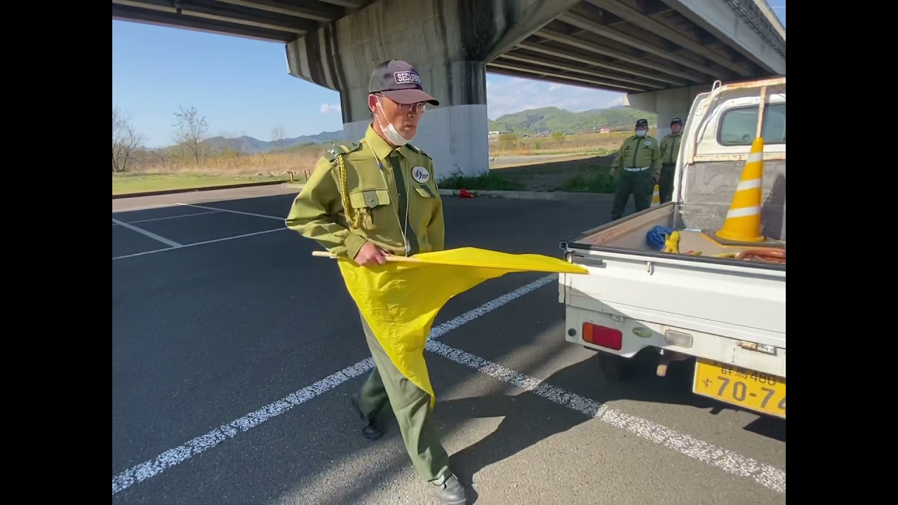 交通誘導警備業務2級実技試験の練習様子