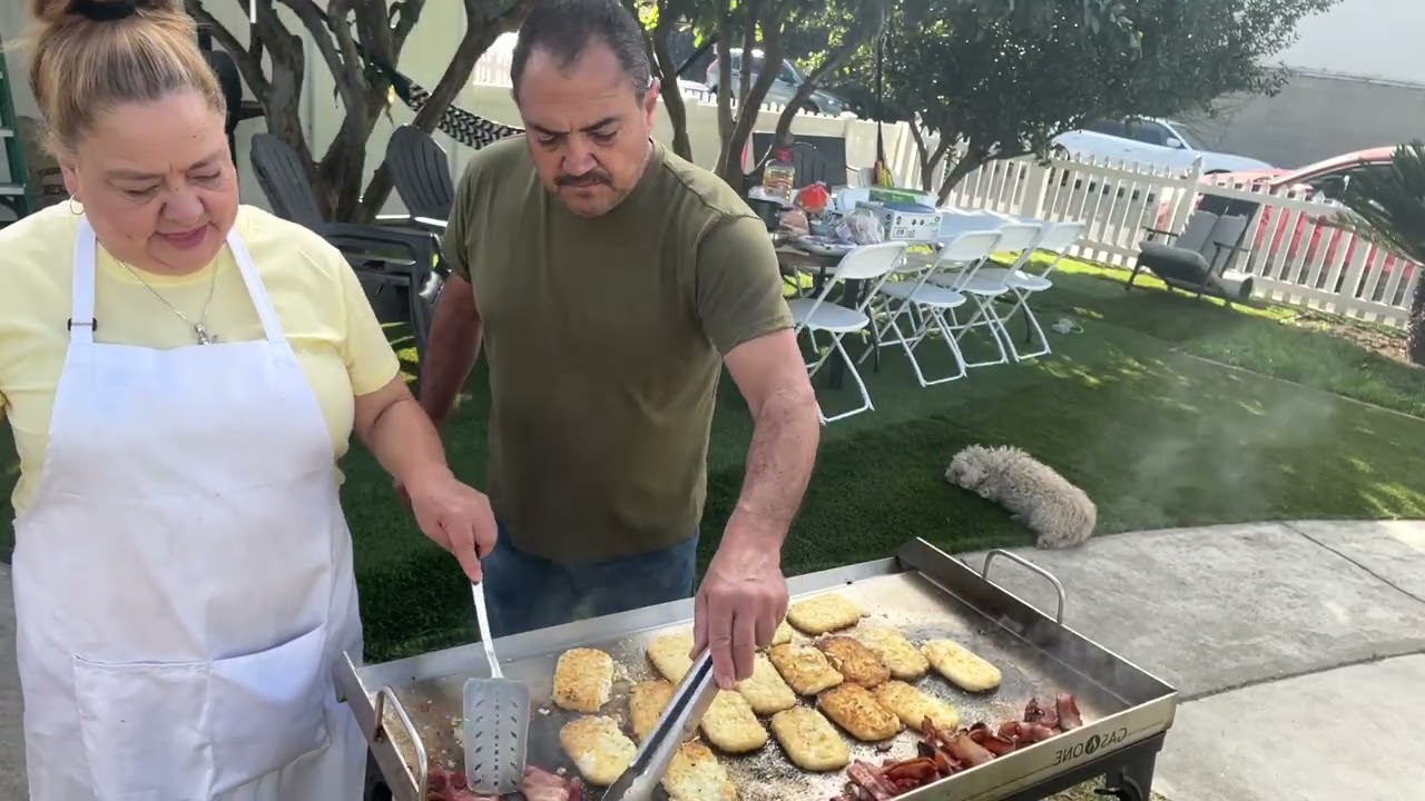 Asiendo un rico desayuno para la familia 