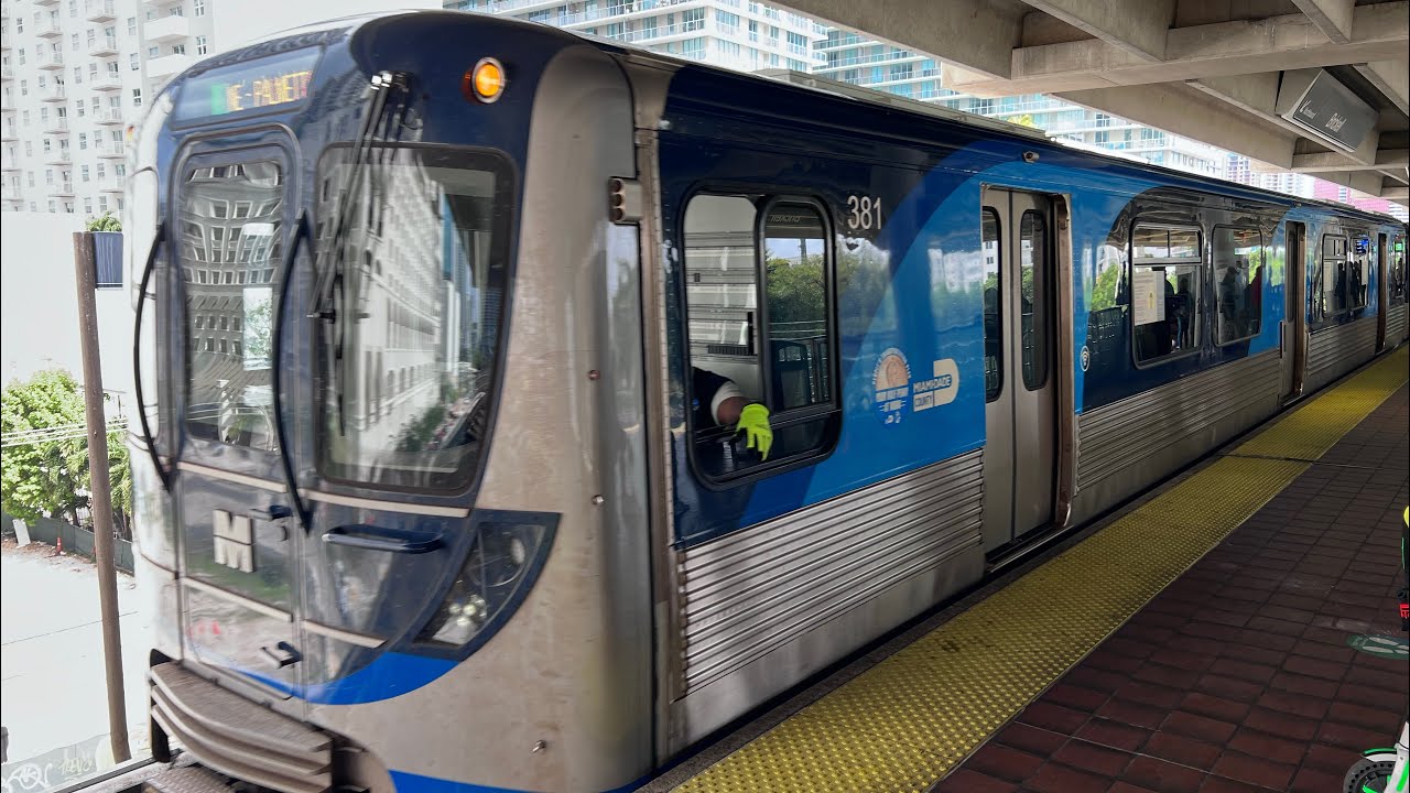 MetroRail - MIA Airport to Downtown - Fast transportation from the airport to downtown Miami