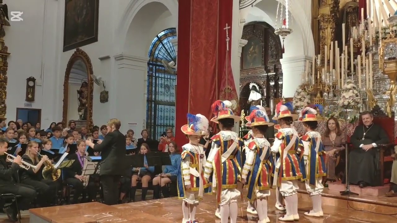 La promoción 2024 de los Nazarines bailando ante la Virgen de Valme de Dos Hermanas.
