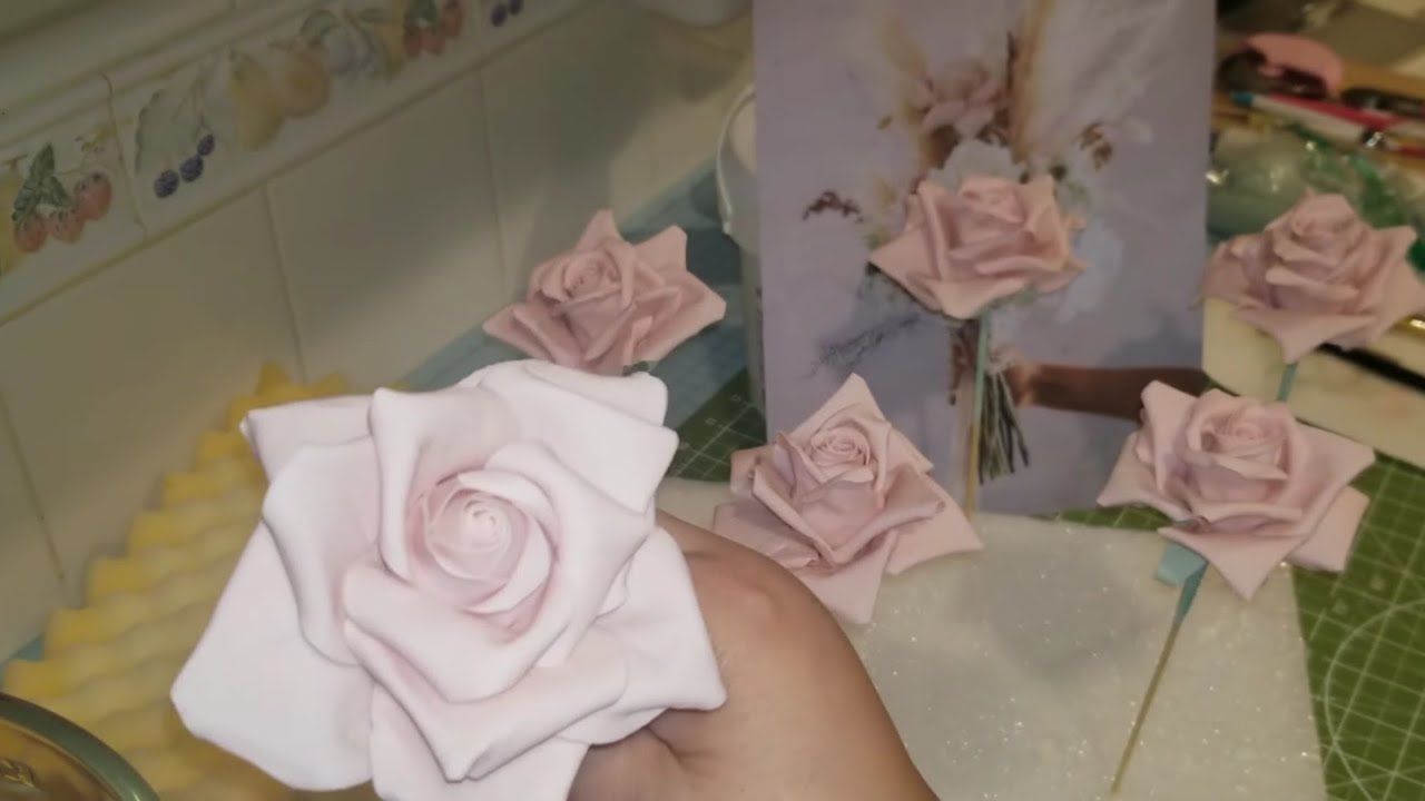 #303 Rosas de gum paste... Serie: Pastel de Boda #2 August 7, 2021