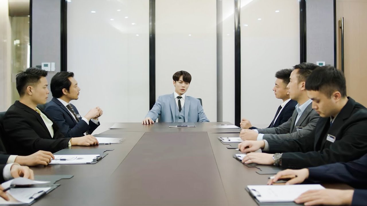 CEO เต็มไปด้วยความห่างเหินในบริษัท และทำตัวงี่เง่าใส่ซินเดอเรลล่าหลังเลิกงาน