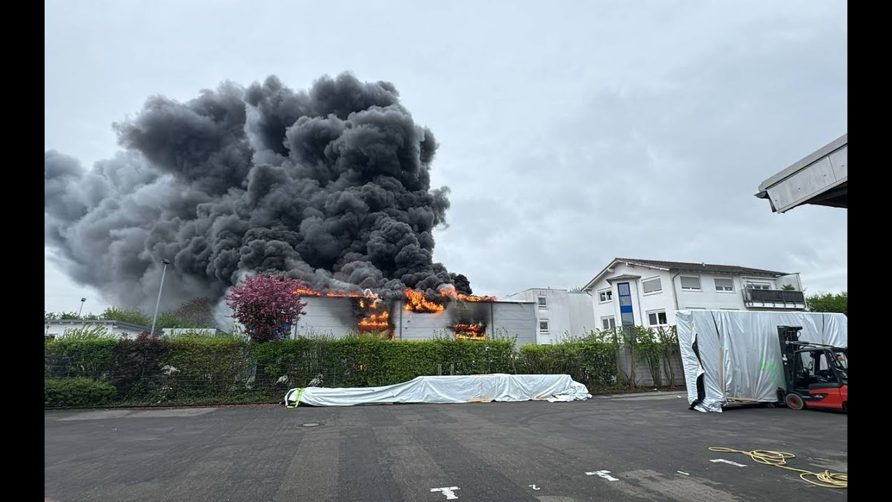 Autohalle in Vollbrand - 1 Verletzter - Riesen Rauchwolke in Niederkassel-Mondorf 16.04.25 + O-Töne