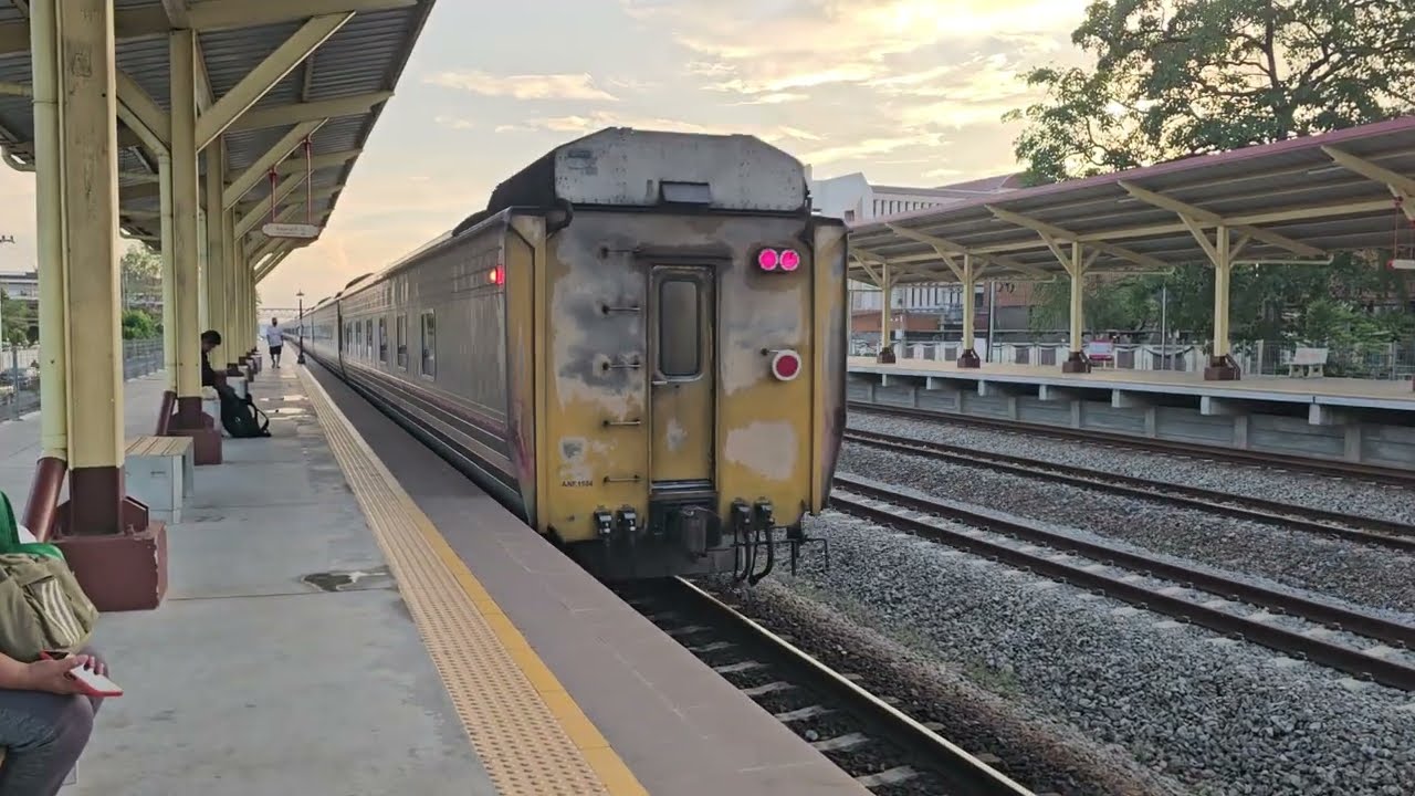 ผู้โดยสารคึกคัก รถด่วนพิเศษทักษิณารัถย์ 31 จอดบ้านโป่ง Special Express 31 Krungthep Apiwat - Hat Yai