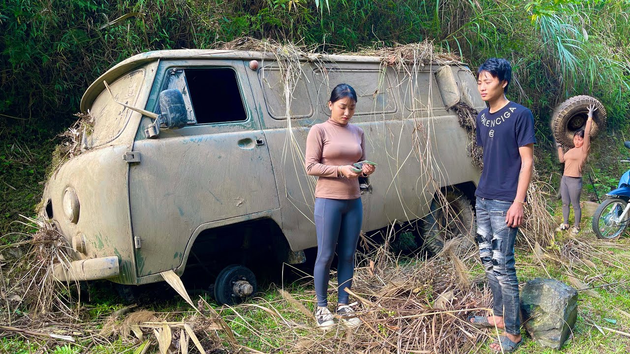 The young woman repaired and restored an old, very dirty UAZ ambulance.