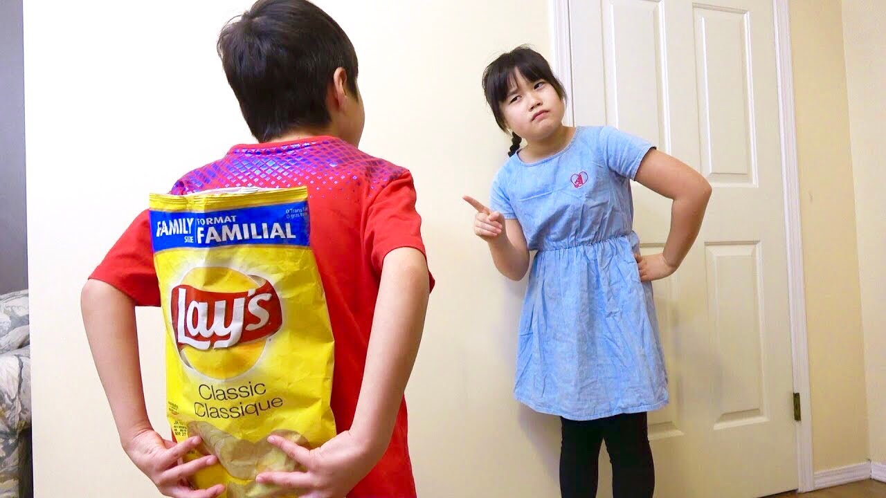 ポテチの取り合い！！仲良くたべられるかな？