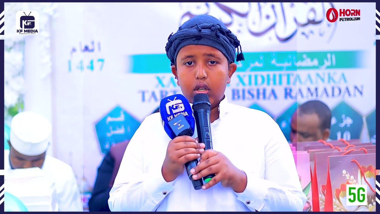 Wiil aad u da'yar oo cod macaan ku akhrinaya Qur'aanka Kariimka ah