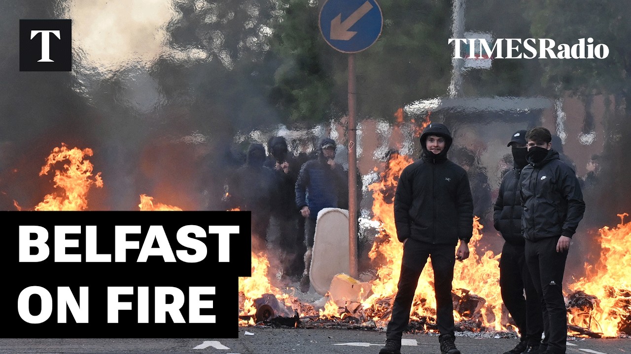 Белфаст: В ночь на четверг после протестов против нападения с ножом сгорели дома и автомобили.