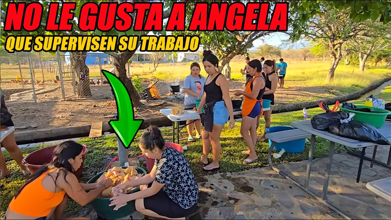 Alma y Mary revisan que los pollos estén bien limpios.