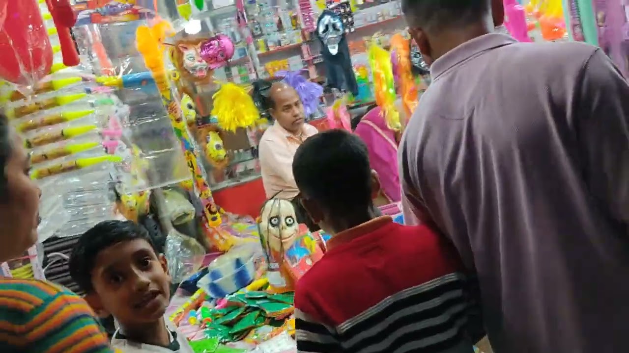 আজ চৌঠা মার্চ রং খেলা তাই রং কিনতে ব্যস্ত শহরবাসী