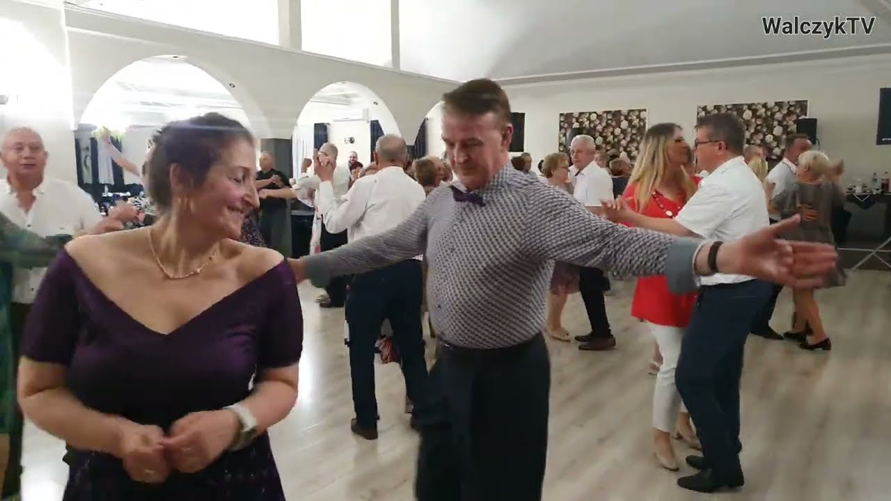 WIEŹ MNIE KONIKU WIEŹ a na parkiecie wśród gości wspaniała para tancerzy z Lubartwa wiruje 