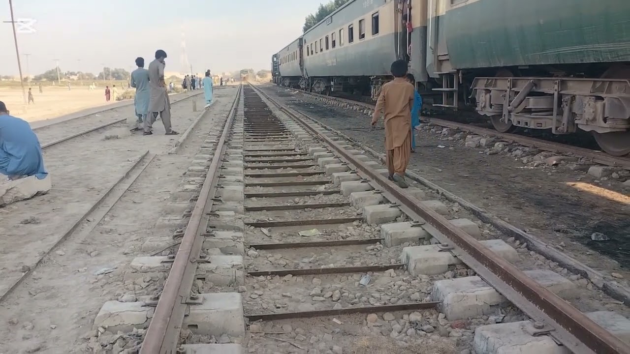 Khushal Khan khattak 19up and 20down kandhkot railway station vlog  like my video all support karo🙏