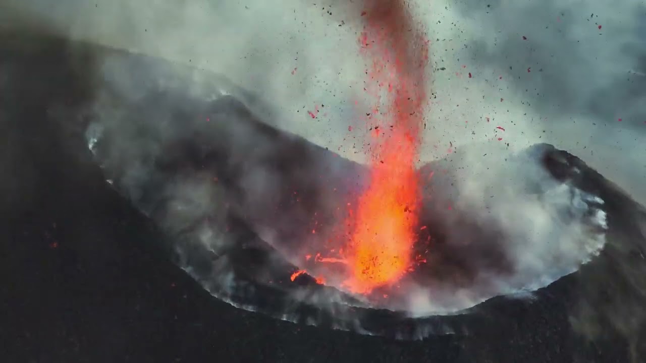 Look inside a volcano. Etna  has a new peak. The Voragine crater with 3369 meters