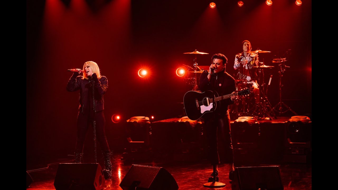 Avril Lavigne - I'm a Mess ft. Yungblud & Travis Barker Live at The Late Late Show (11/30/22)