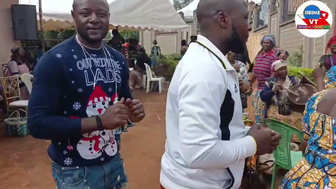 Ici la danse des jeunes dames de Foo-menkeu à Bamendou.