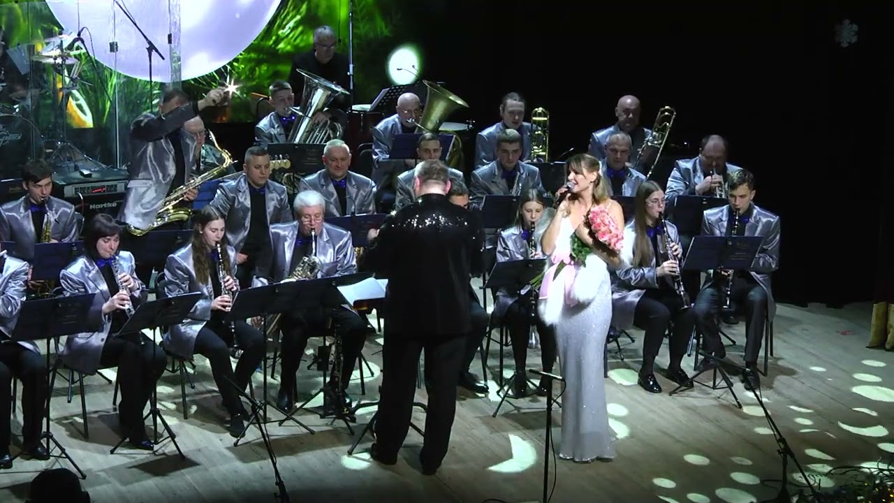 Міський духовий оркестр «Полтава» – «Наppy new year». Вокал – солістка оркестру Анна Богданова.
