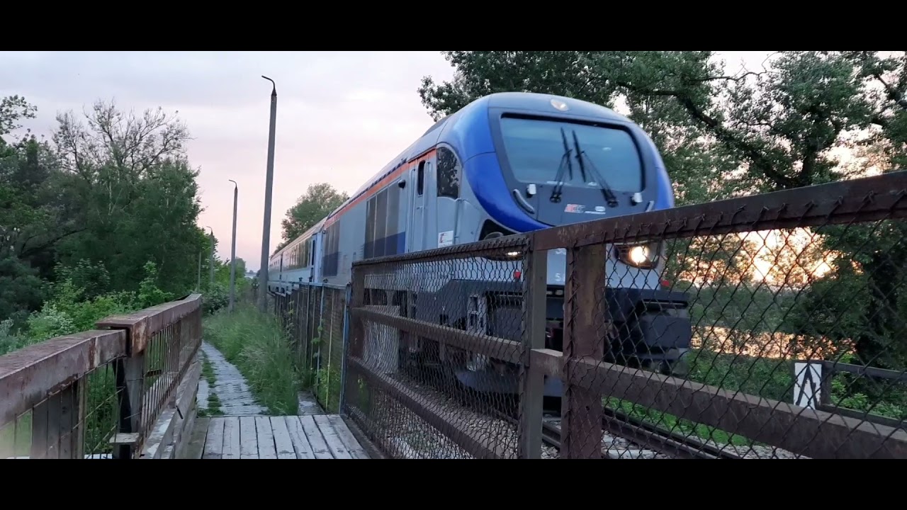 Bardzo niebezpieczna sytuacja! Dzieci na torach.