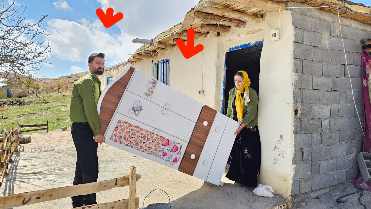 Parisa and Parastu go to the old house to get a wardrobe.