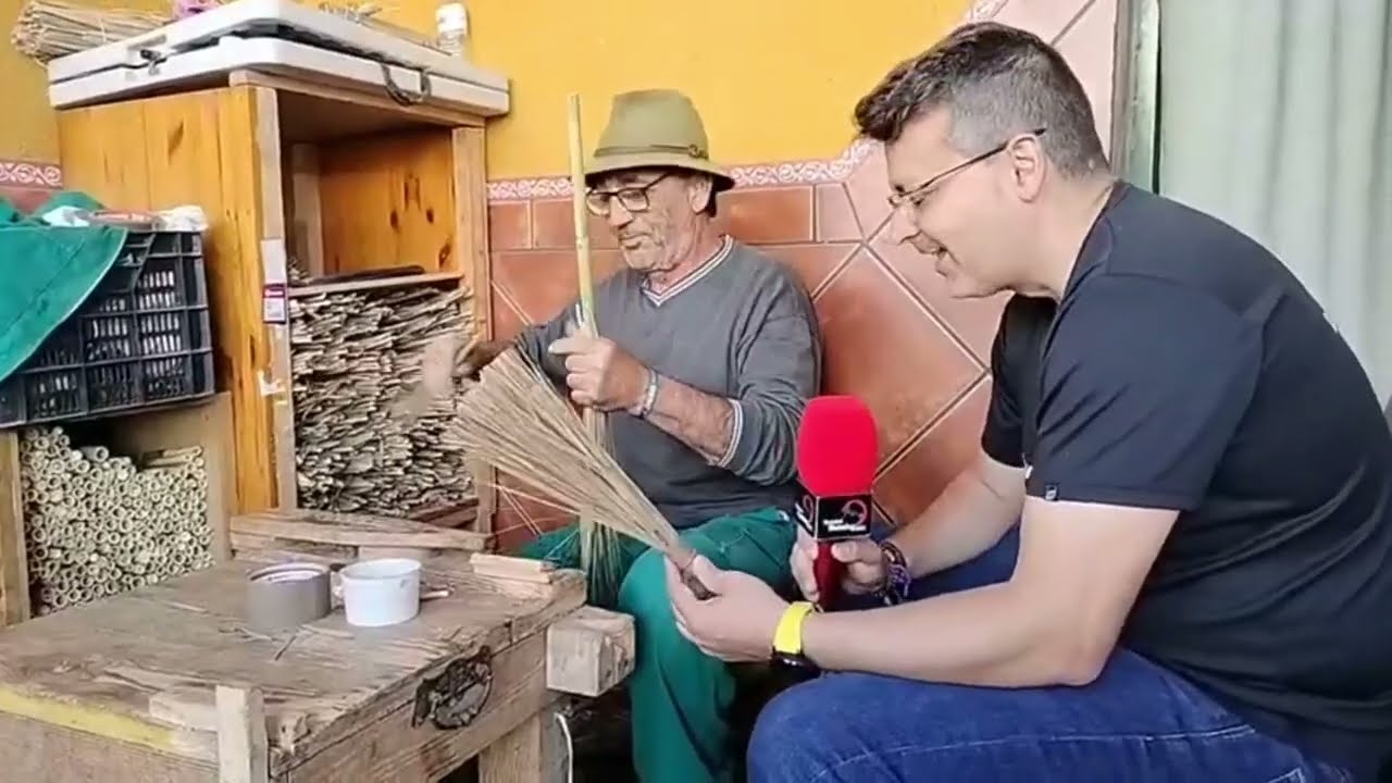 Así se hacen las escobas del tren de la bruja de las ferias, ¿has podido coger alguna?