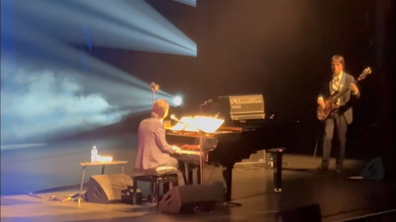 Nick Cave performs live “Shivers”with Colin Greenwood and dedicates song to Roland S Howard.