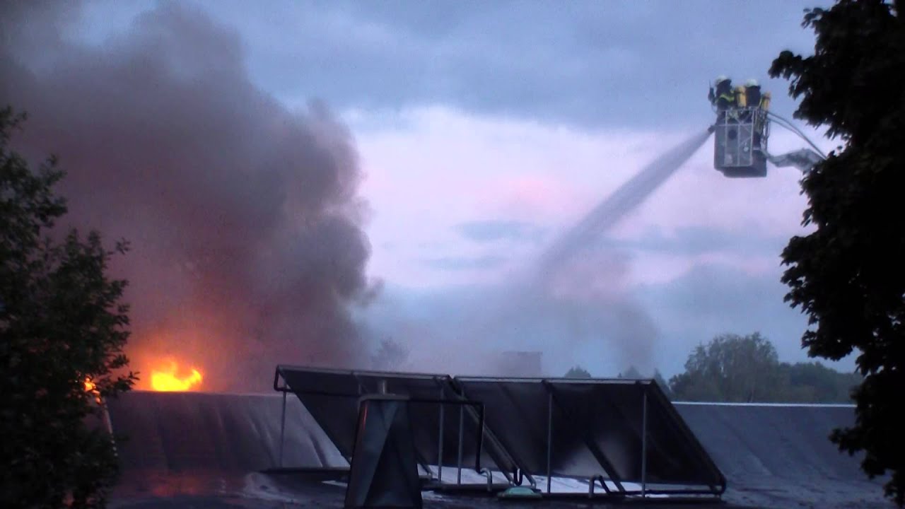 Dorftreff geht in Flammen auf