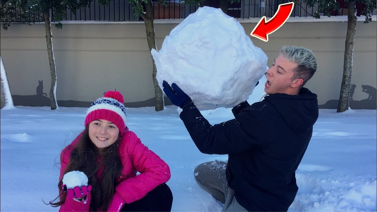 LANCIO UNA PALLA DI NEVE GIGANTE SU ELENA!!! *vendetta*