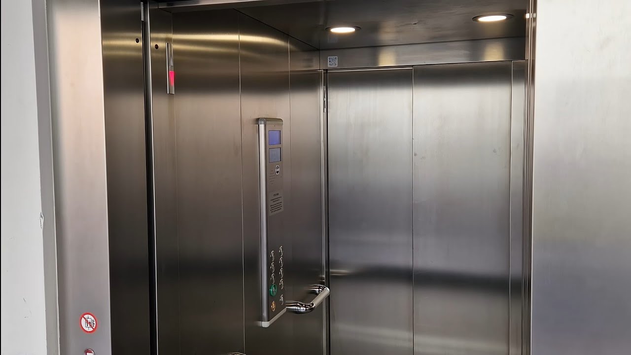 Günstiger Otis Genesis Aufzug in einem Wohnhaus (Cheap Otis Genesis Lift in a residential building)