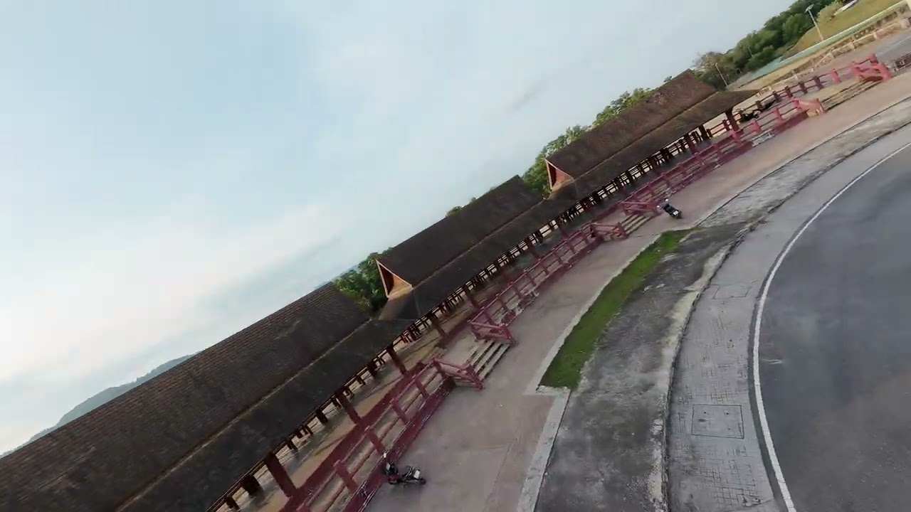 พาชมโดยรอบอนุสรณ์สถาน
