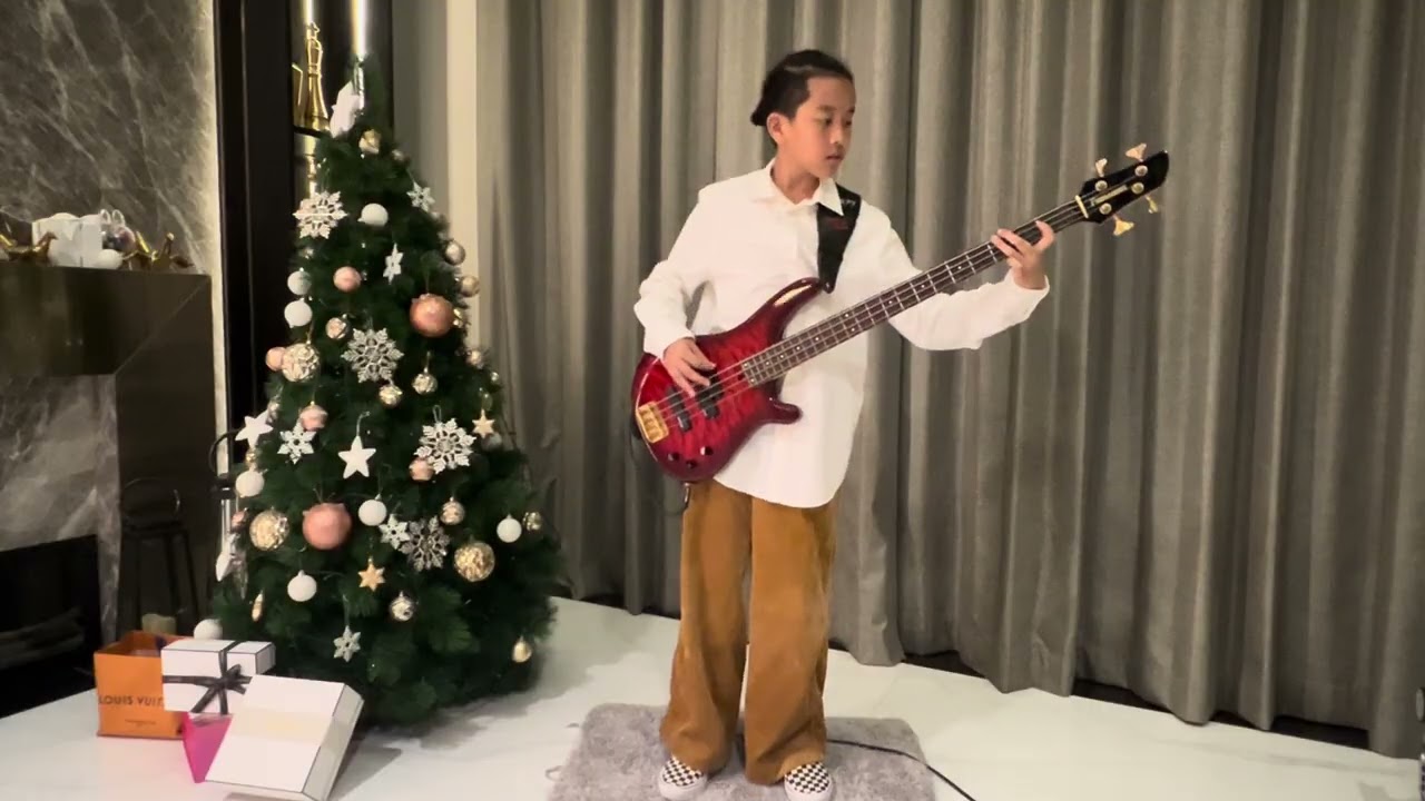 Napat_Pongjaraspun_Class No.6_Dream Star_Guitar Bass