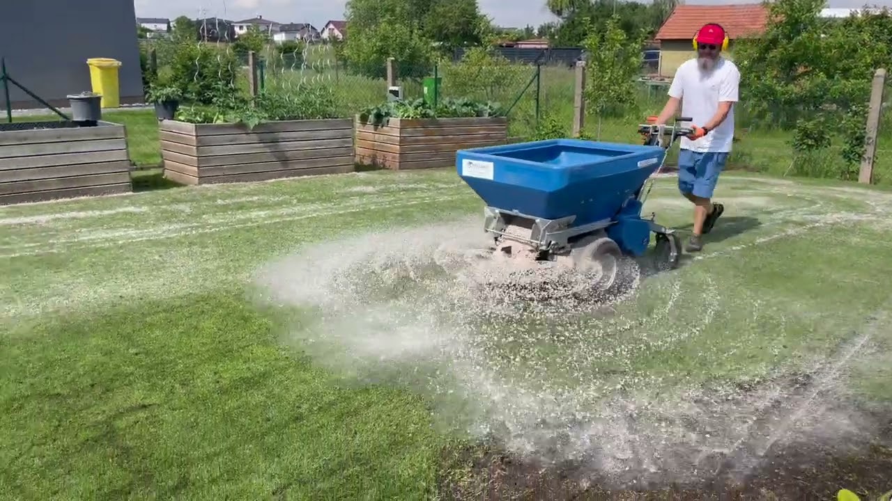 Aerification, topdressing and pressed lawn - Aerifikace, p&iacute;skov&aacute;n&iacute; a přeset&iacute; tr&aacute;vn&iacute;ku