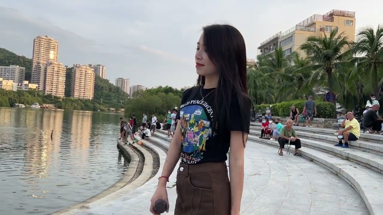 贵州小蓉儿  《杯中影》落花有意隨流水，流水無情戀落花，執杯人明知無望，卻仍憨憨留戀———李文雄
